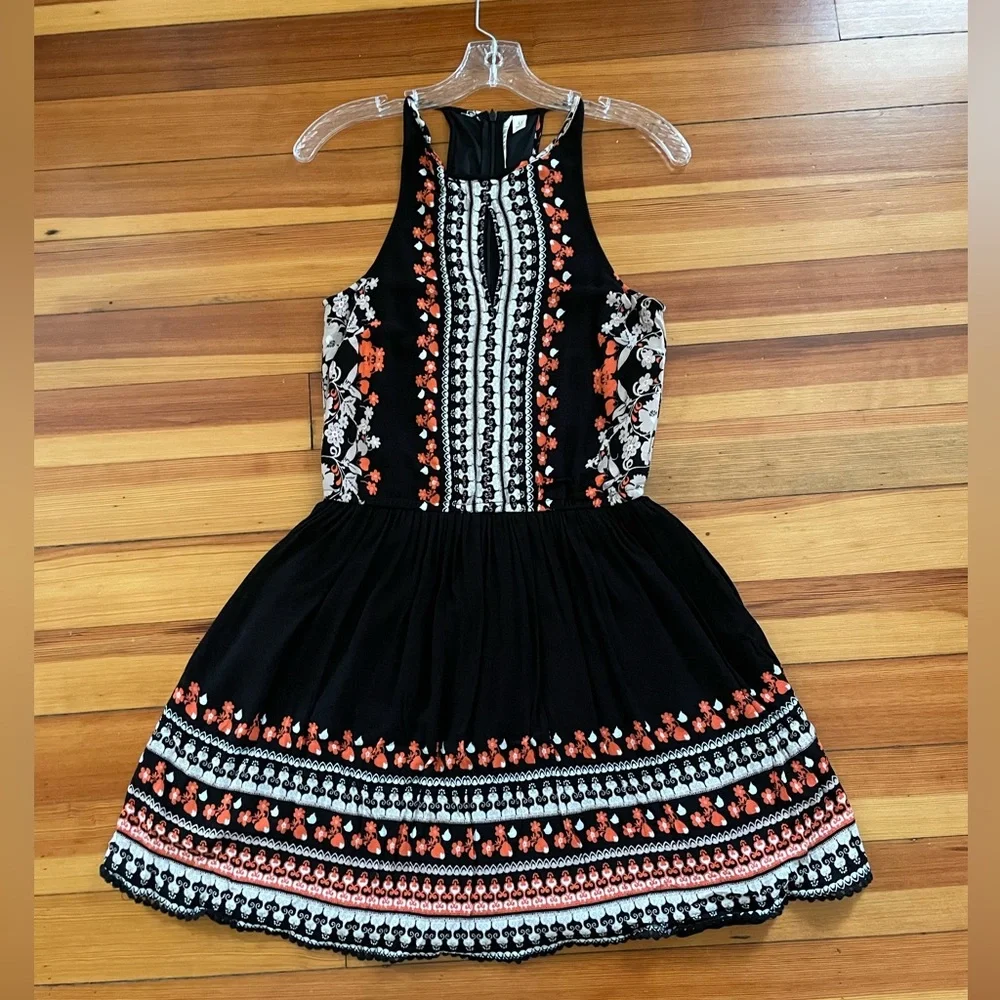Short Keyhole Dress - Picture 7 of 7
